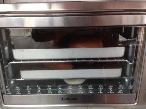 将面包坯放入东菱K30A烤箱，内置一碗热水，发酵40分钟左右。发酵完将面包坯和热水取出，将烤箱预热175度