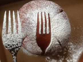 用簿的刀片在发酵好的面包坯上割出口子，然后在面包坯上轻轻放上要显现的图案道具，再过筛低筋面粉