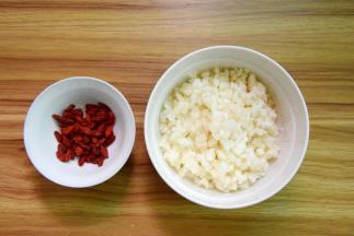 将马蹄切小粒； 枸杞洗净