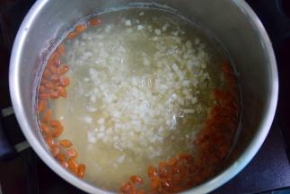 锅中加水3碗，下马蹄和枸杞烧开后煮10分钟