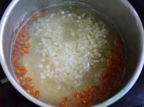 锅中加水3碗，下马蹄和枸杞烧开后煮10分钟