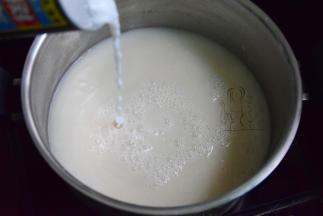 倒入椰汁搅拌煮开