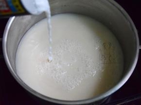 倒入椰汁搅拌煮开