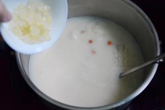 根据个人口味加冰糖搅拌融化就好了