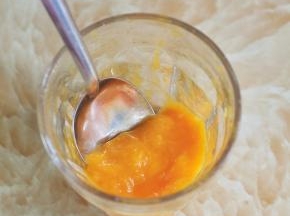 芒果去皮核，取果肉，用勺子压成泥状。