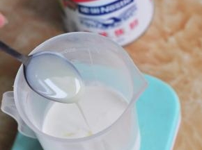 淡奶油里加入炼乳。