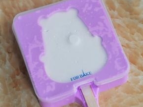 盖上雪糕盖，冷冻几小时将雪糕冻硬。