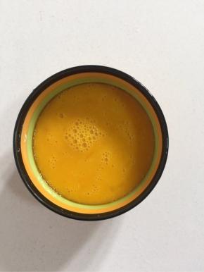 鸡蛋打入碗中，加入少许盐，用手动打蛋器搅拌均匀备用！

