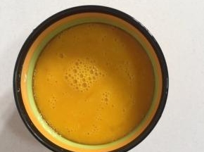 鸡蛋打入碗中，加入少许盐，用手动打蛋器搅拌均匀备用！

