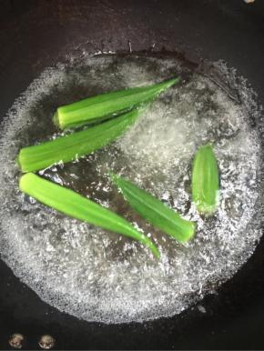 水烧开加入少许盐和几滴油，把嫩秋葵放入焯水2分钟左右即可！

