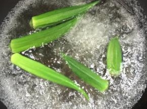 水烧开加入少许盐和几滴油，把嫩秋葵放入焯水2分钟左右即可！

