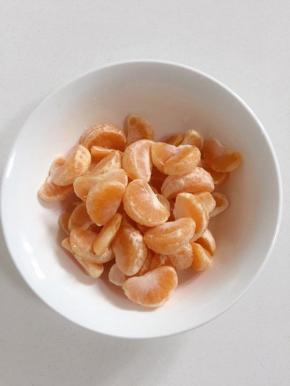 依次把所有橘子都划开。
