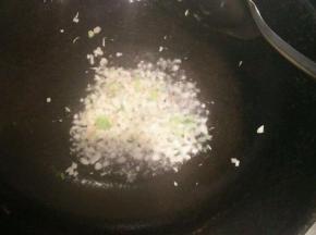 锅内放少许油  油热后倒入姜末  蒜末  葱末煸炒出香味