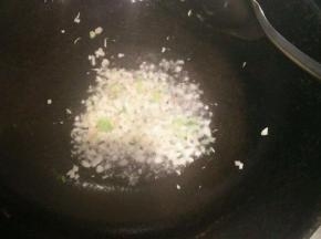 锅内放少许油  油热后倒入姜末  蒜末  葱末煸炒出香味