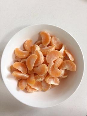 把橘子剥掉外皮，果肉一瓣一瓣的分开，果肉上的白皮是可以吃的，就是做罐头会有一点苦，影响口感，想要口感好就把白皮尽量去掉哦！（橘子大家可以选用砂糖橘，也可以用比较酸的）！【剥下的橘皮也不要扔了哦，拿来晾晒干了（就是陈皮，可入药），可以做作料，可以泡茶。】

