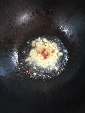 锅烧热倒入适量的油，放入生姜，蒜瓣，干辣椒爆香！

