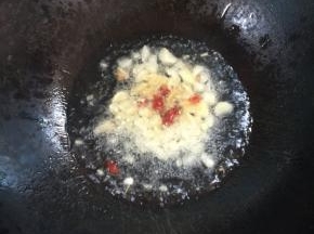 锅烧热倒入适量的油，放入生姜，蒜瓣，干辣椒爆香！

