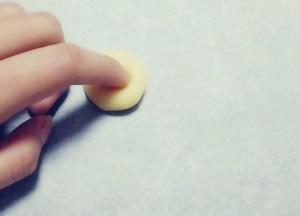 用食指按一个小坑