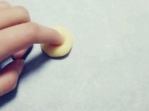 用食指按一个小坑