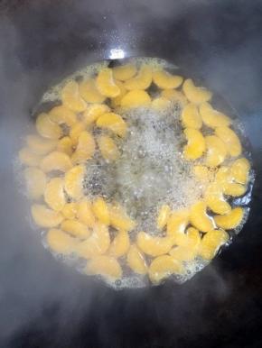 最后倒入橘子煮8分钟后即可关火。再加盖焖3分钟，完成。橘子放凉以后装入密封罐里放冰箱冷藏口感更佳！
