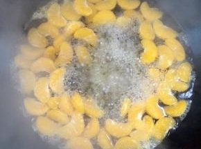 最后倒入橘子煮8分钟后即可关火。再加盖焖3分钟，完成。橘子放凉以后装入密封罐里放冰箱冷藏口感更佳！
