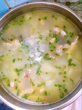 起锅前加入适量的鸡精和葱花调味即可！
