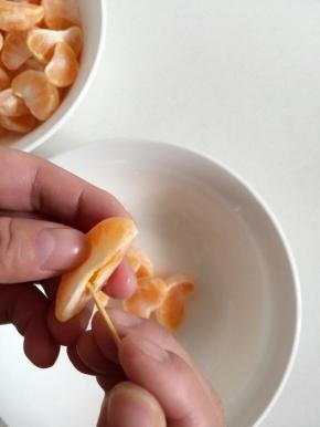 用一根牙签将橘子肉中间划开一条缝，这样煮的时候比较好入味。

