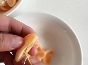 用一根牙签将橘子肉中间划开一条缝，这样煮的时候比较好入味。

