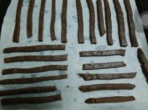 切掉不规整的边角   然后切成条状   边角可以重新团成团再切就好   铺在烤盘上   留点空隙