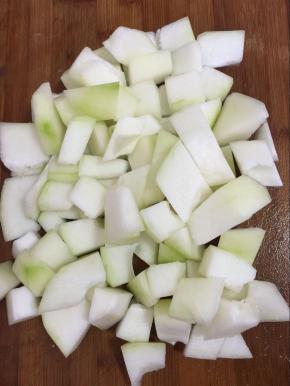 电压力锅压鸡肉的时候，我们来处理冬瓜：把冬瓜削皮洗净，切成小块儿备用！

