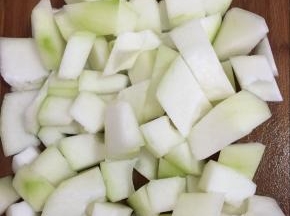 电压力锅压鸡肉的时候，我们来处理冬瓜：把冬瓜削皮洗净，切成小块儿备用！

