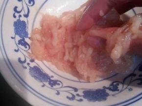 将鸡肉放入碗里加入适量盐  料酒  生粉  白胡椒粉抓匀