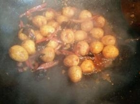 放入鹌鹑蛋和切丝的红椒  加入酱油  盐  清水   白糖炒一会