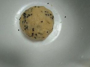 将玉米油  牛奶  香草粉  盐  面粉混合搅拌成团  再加入黑芝麻揉均匀