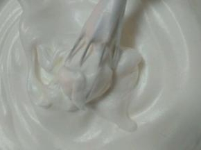 准备一个干净的手动打蛋器时不时检查蛋白的状态   变粗糙的话抽打几下就会细腻