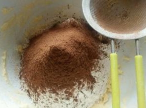 然后筛入145g的低筋面粉和15g可可粉