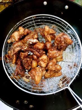 炸至鸡肉表面发干，呈金黄色即可捞出沥干油分备用！

