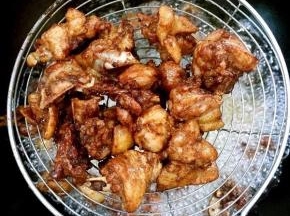 炸至鸡肉表面发干，呈金黄色即可捞出沥干油分备用！

