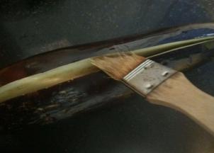在茄子表面刷点油   烤盘铺好锡纸  然后烤箱200度烤5到10分钟左右将茄子烤软