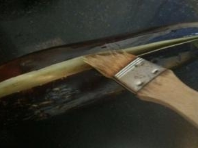 在茄子表面刷点油   烤盘铺好锡纸  然后烤箱200度烤5到10分钟左右将茄子烤软