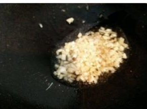 锅内留少许油  大蒜切末  煸炒出香味