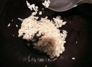 将大蒜切末   用油煸炒出香味捞出