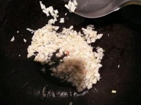 将大蒜切末   用油煸炒出香味捞出