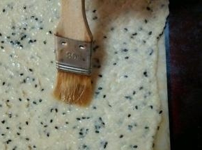 再次擀成面片刷一层油  重复3 4步骤再擀开即可