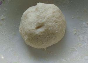 倒入面粉中用刮刀搅拌成团  
