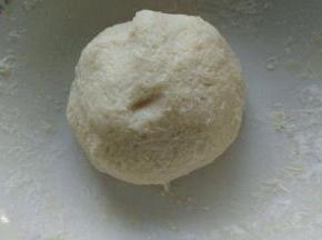 倒入面粉中用刮刀搅拌成团  