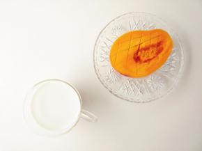 处理芒果，贴核切开，用刀划井字（底部不要划破外皮），再贴着皮将果肉取下