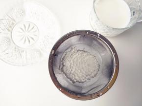 将煮好的西米捞出，沥净水分，用凉开水冲洗一下，倒入少许牛奶中