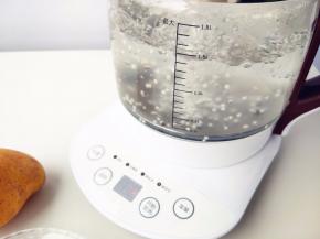 直到将西米煮至只余中心很小一个白点后，关火，继续盖上盖子焖5分钟