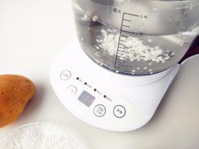 将西米倒入，选择“养生汤”程序，小火煮